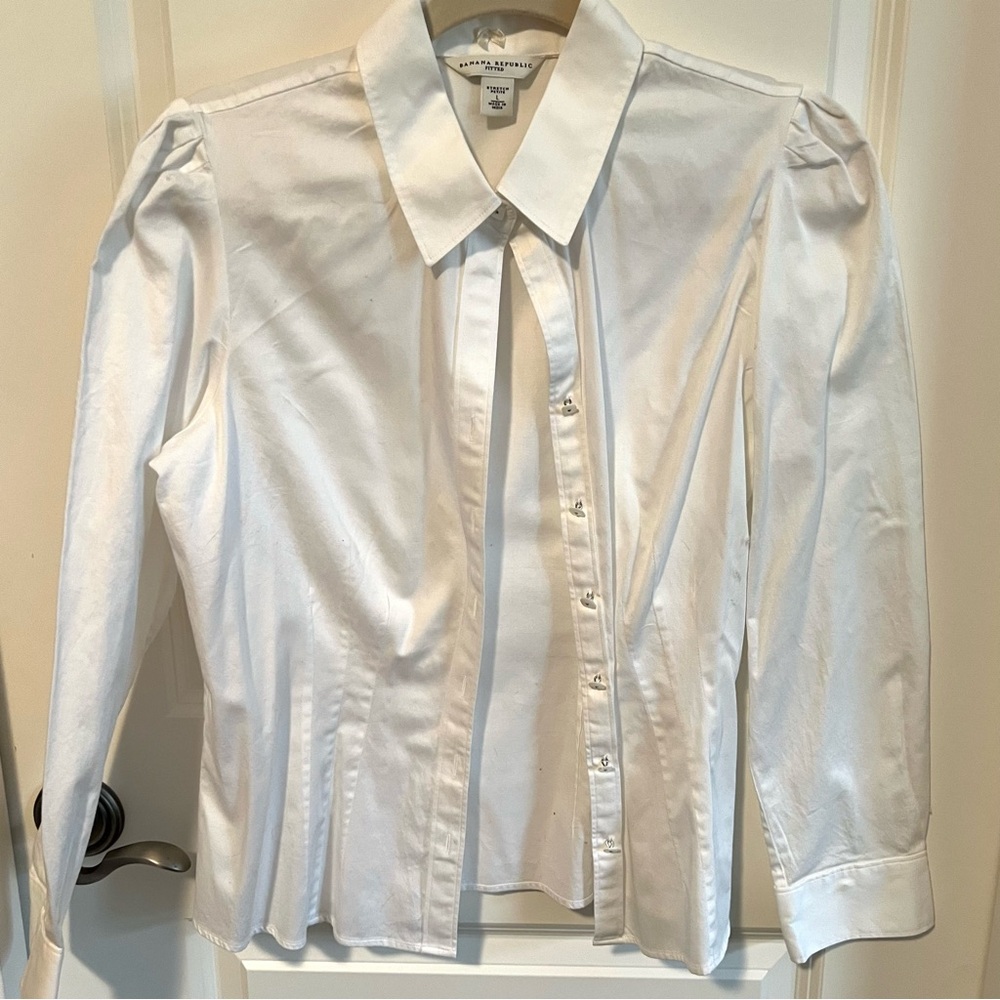 Banana Republic White Cotton Stretch Button down blouse, fitted w/ puff sleeves
